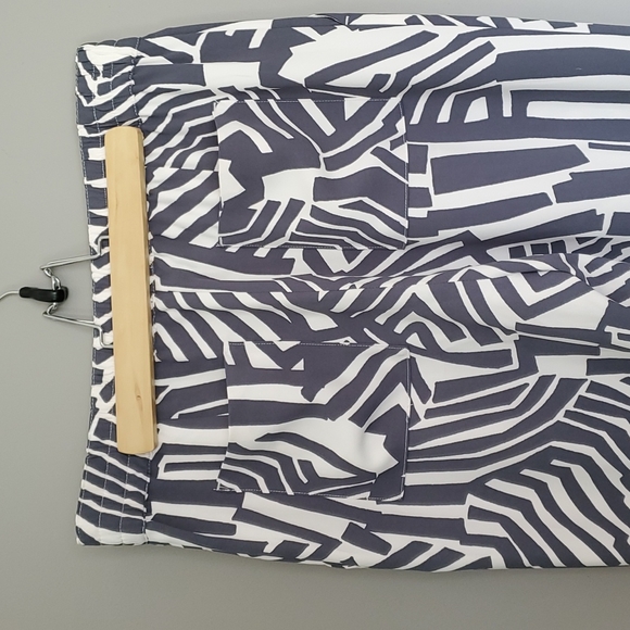 LOFT by Ann Taylor Grey and White Geometric wide leg pants. Petite size Medium - Picture 3 of 9